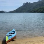Uma canoa espera o viajante para a próxima travessia